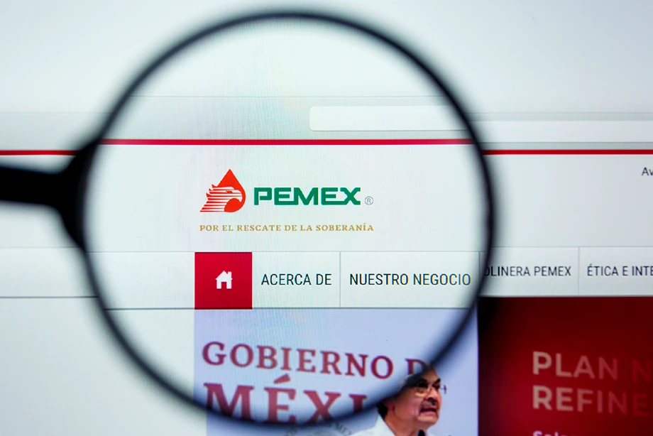 Lupa sobre monitor con el portal de pemex