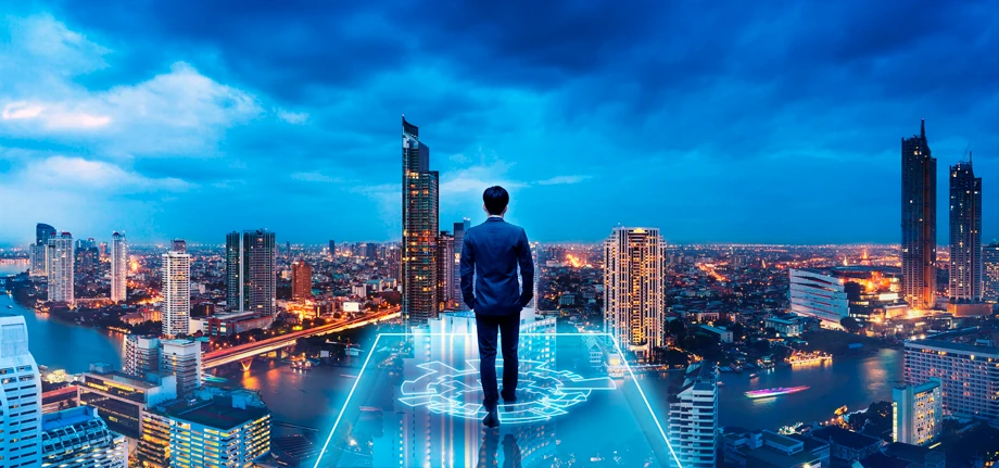 hombre en pedestal viendo una gran ciudad