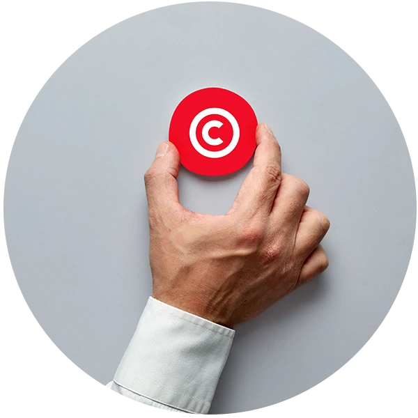 mano con simbolo de copyright
