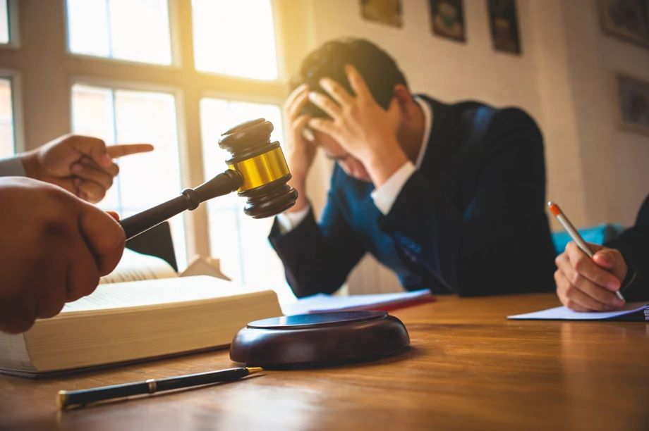 persona perdiendo en un juicio