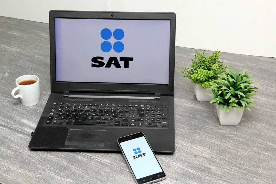 computadora con logo SAT