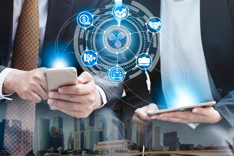 empresarios con dispositivos móviles