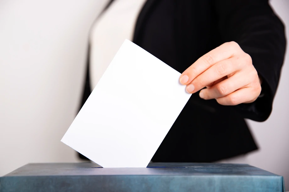 persona con boleta electoral