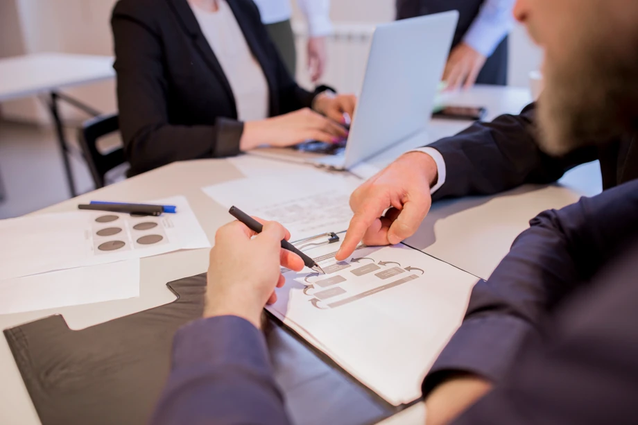 abogados revisando documentos