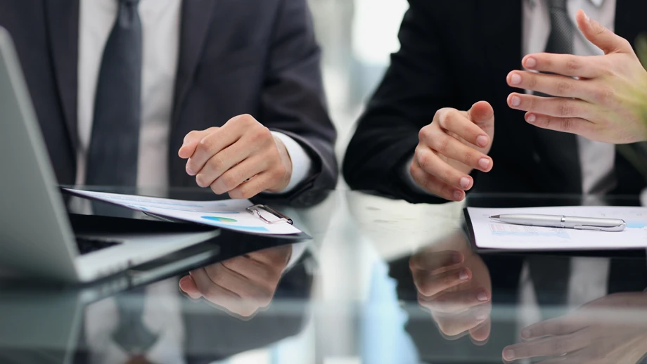 dos abogados sentados