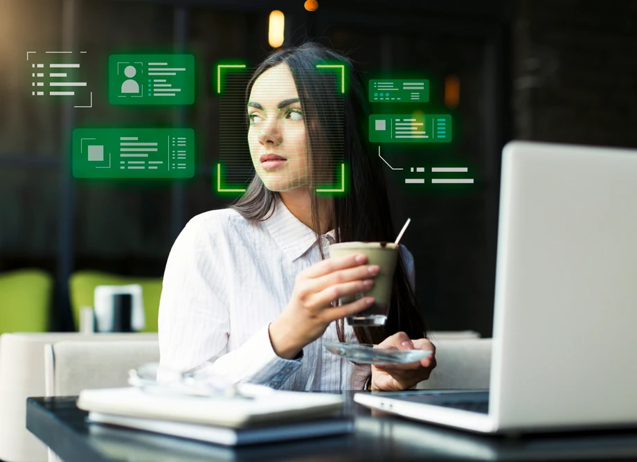 mujer en cafetería con simulación de reconocimiento facial