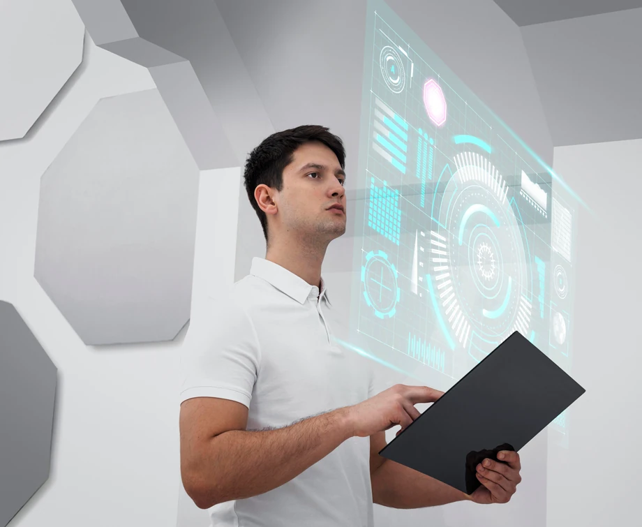 hombre con tableta y simulación de panel holográfico