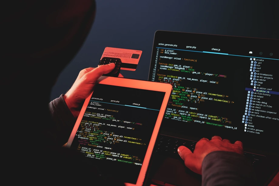 hacker intentando robar datos de una tarjeta