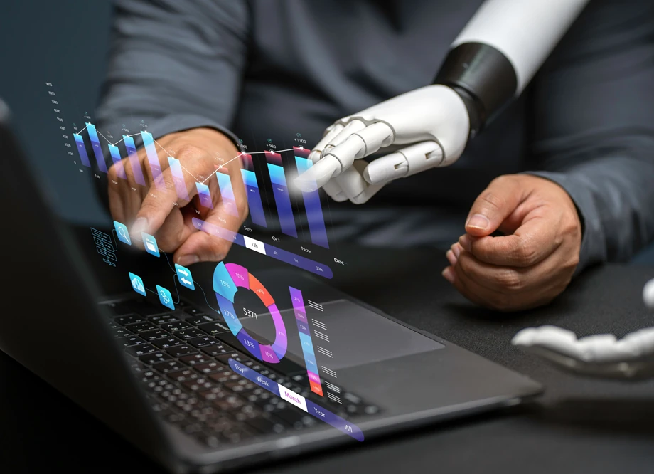 persona interactuando con mano robótica