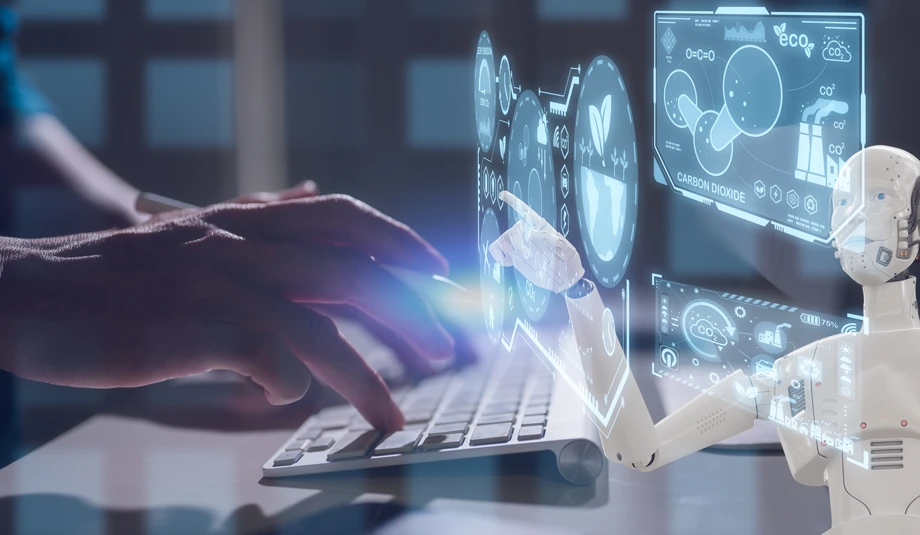 persona usando un teclado con superporsición fotográfica de un robot con un panel digital