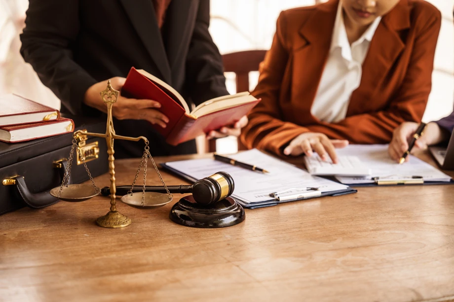 Abogados revisando documentos en un escritorio