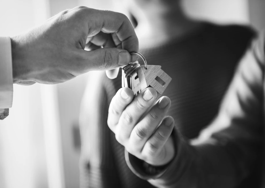 Persona entregando llaves de una casa