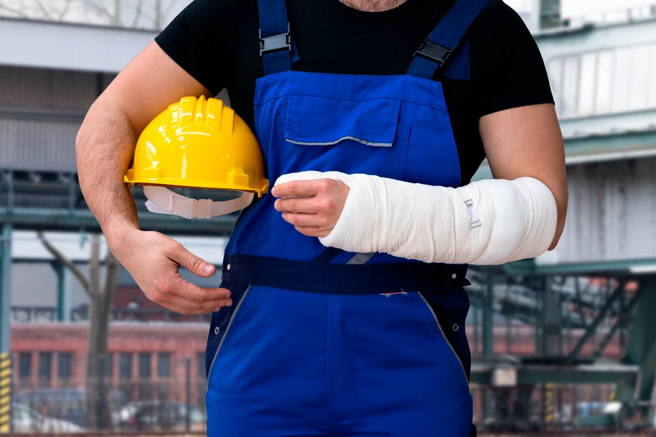 Trabajador con brazo lesionado