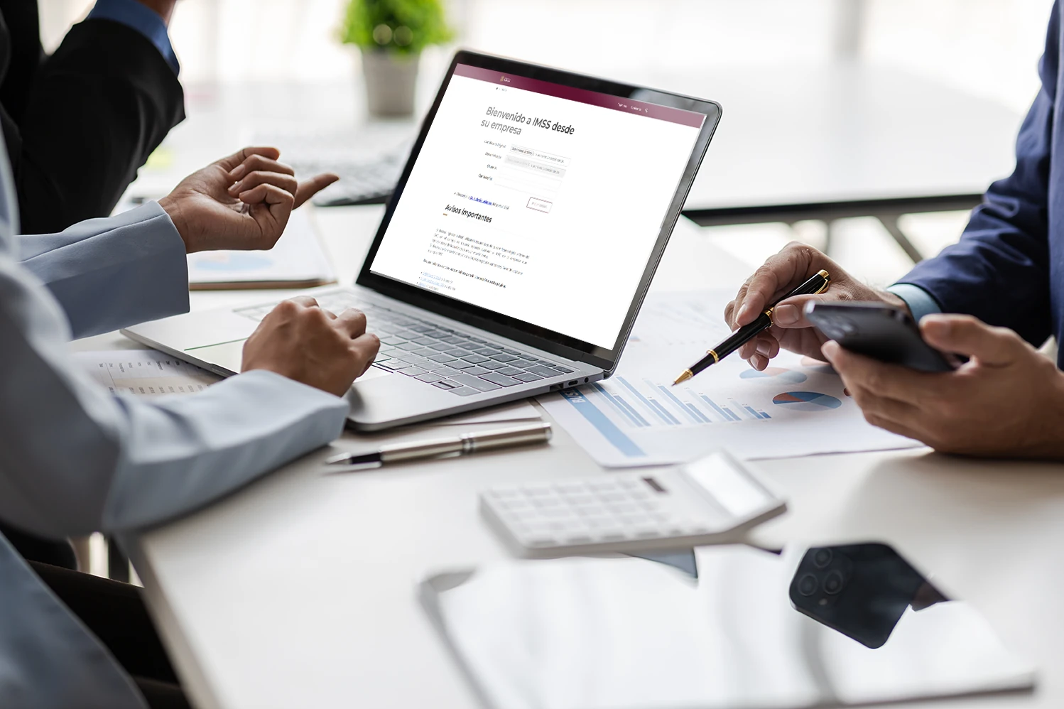 personas con computadora y portal del imss